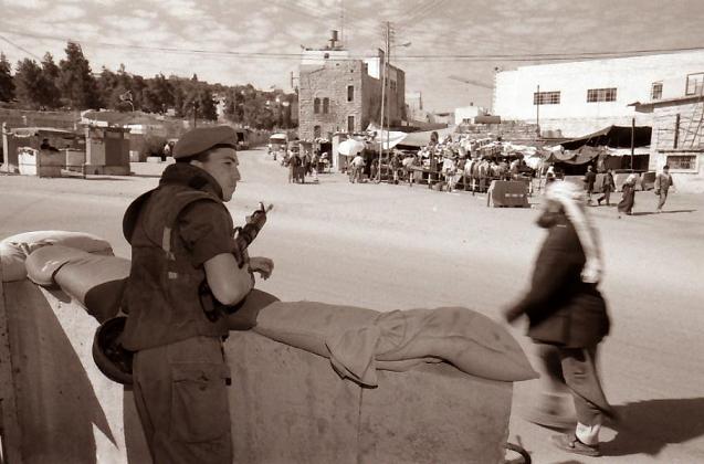 Surveillance des rues de Hébron par des parachutistes.